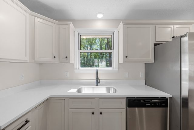 112 King Cole Dr, Clarksville, TN 37042