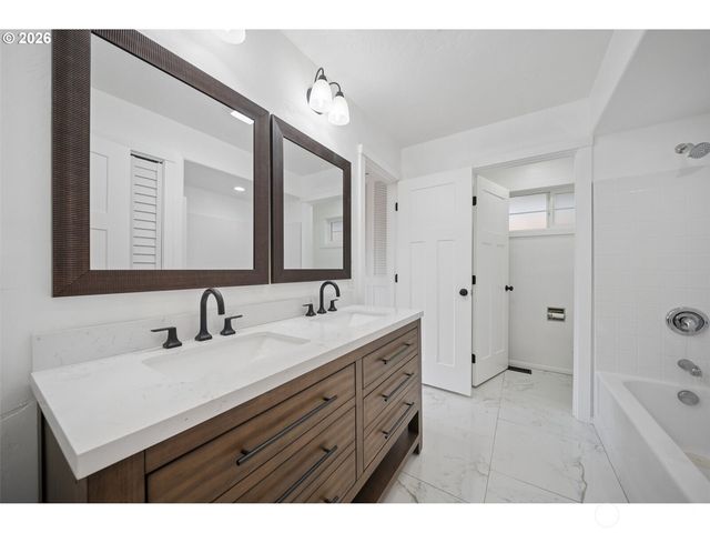 1006 COWLITZ Way, Kelso, WA 98626