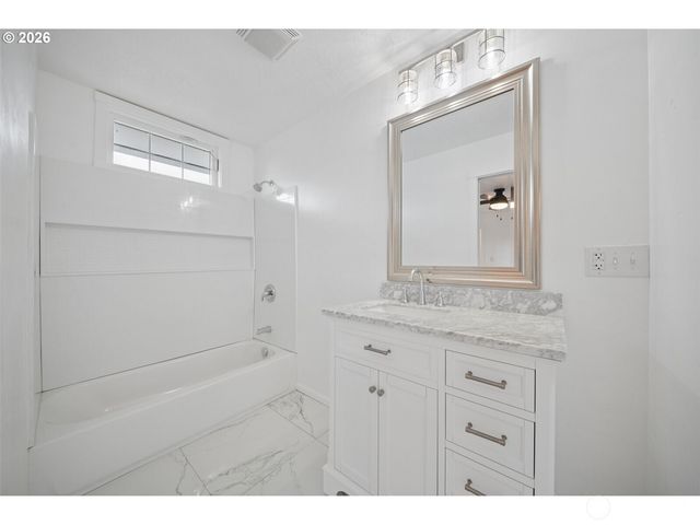 1006 COWLITZ Way, Kelso, WA 98626