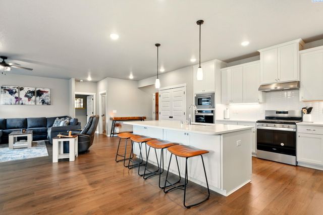 8383 Lennox St., West Richland, WA 99353