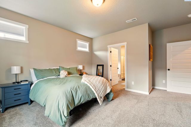 8383 Lennox St., West Richland, WA 99353