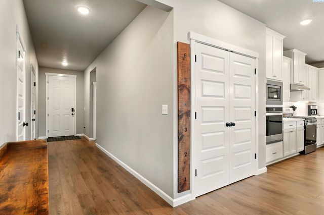 8383 Lennox St., West Richland, WA 99353