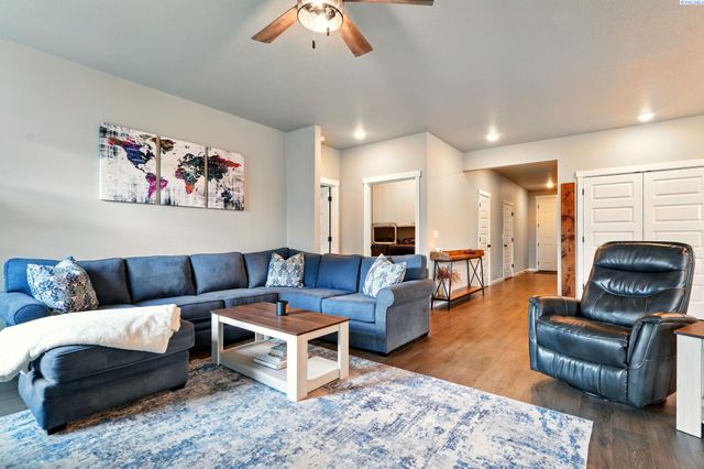 8383 Lennox St., West Richland, WA 99353