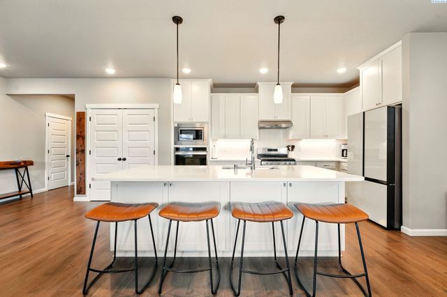 8383 Lennox St., West Richland, WA 99353