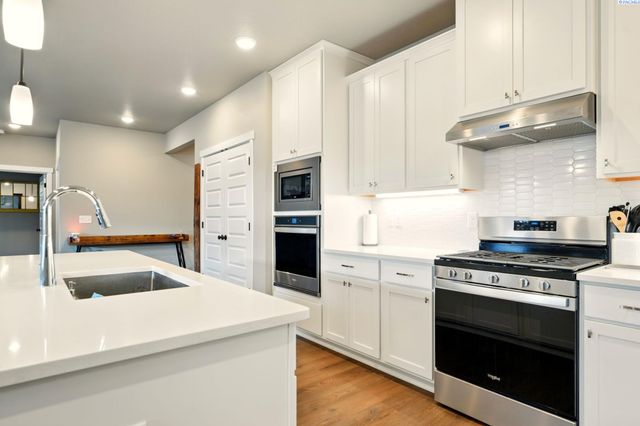 8383 Lennox St., West Richland, WA 99353