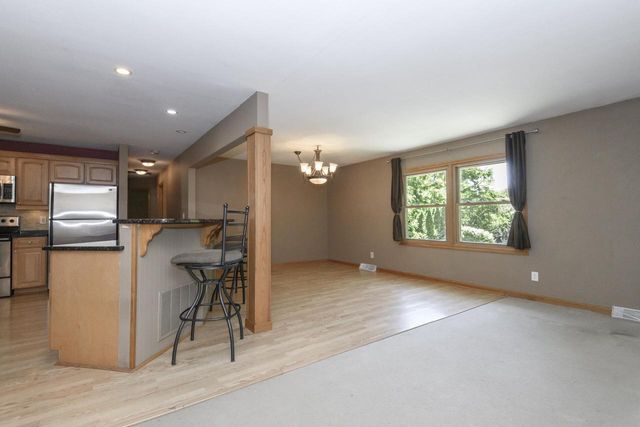 705 Fox Knoll DRIVE, Waterford, WI 53185