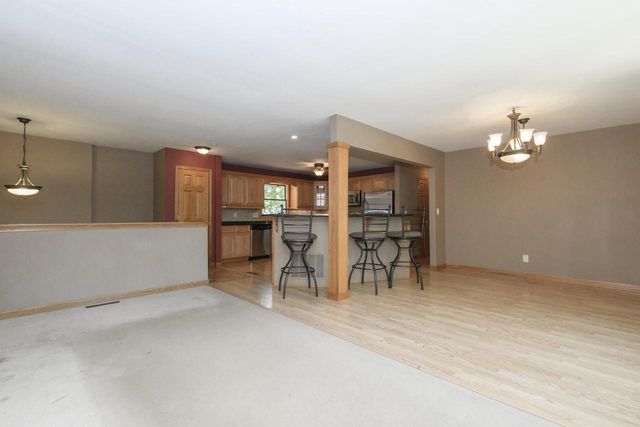 705 Fox Knoll DRIVE, Waterford, WI 53185
