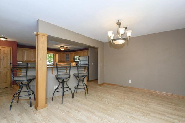 705 Fox Knoll DRIVE, Waterford, WI 53185