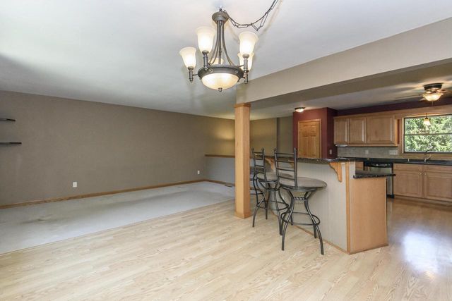 705 Fox Knoll DRIVE, Waterford, WI 53185