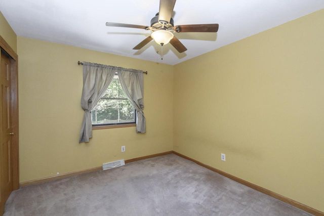 705 Fox Knoll DRIVE, Waterford, WI 53185