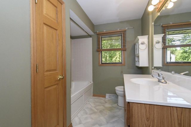 705 Fox Knoll DRIVE, Waterford, WI 53185