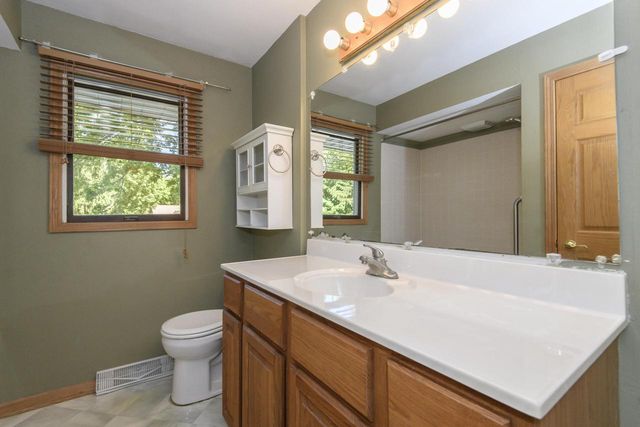 705 Fox Knoll DRIVE, Waterford, WI 53185