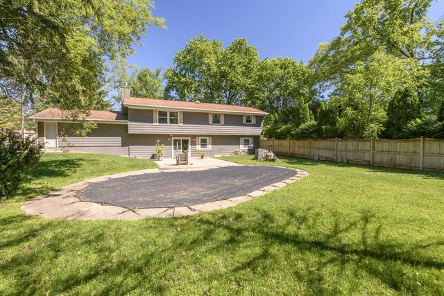 705 Fox Knoll DRIVE, Waterford, WI 53185