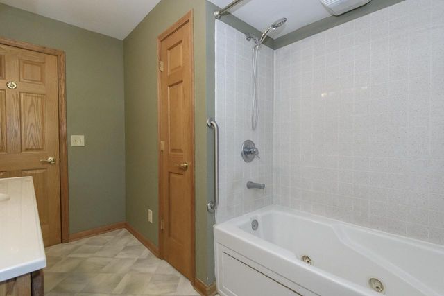 705 Fox Knoll DRIVE, Waterford, WI 53185