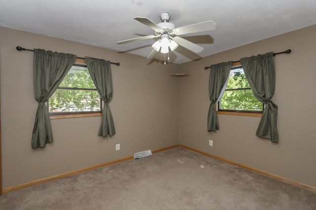 705 Fox Knoll DRIVE, Waterford, WI 53185