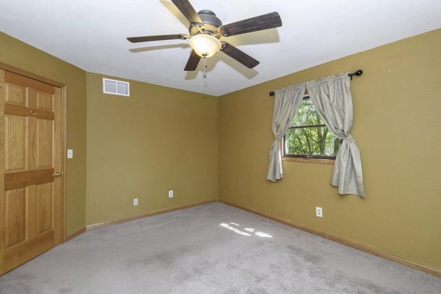 705 Fox Knoll DRIVE, Waterford, WI 53185