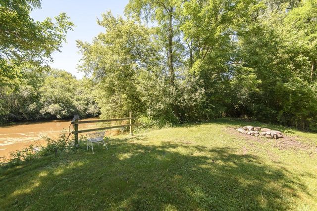 705 Fox Knoll DRIVE, Waterford, WI 53185