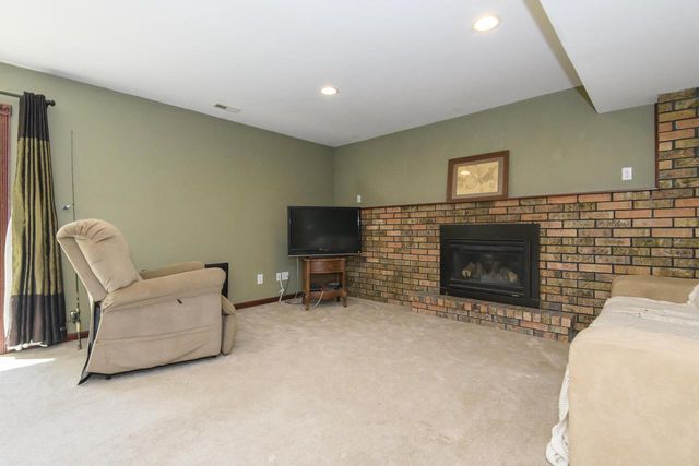 705 Fox Knoll DRIVE, Waterford, WI 53185