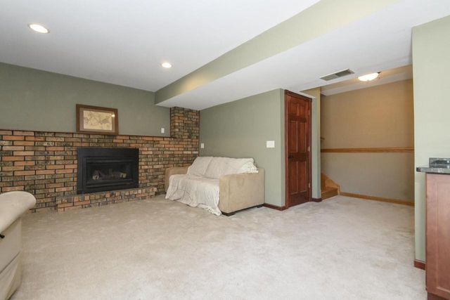 705 Fox Knoll DRIVE, Waterford, WI 53185
