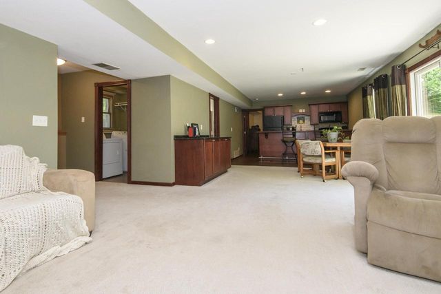 705 Fox Knoll DRIVE, Waterford, WI 53185