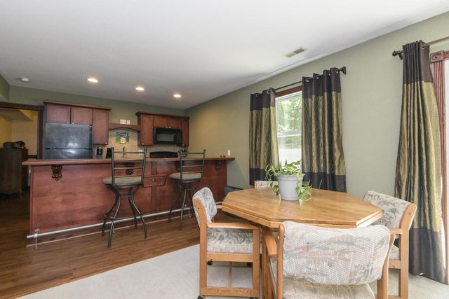 705 Fox Knoll DRIVE, Waterford, WI 53185