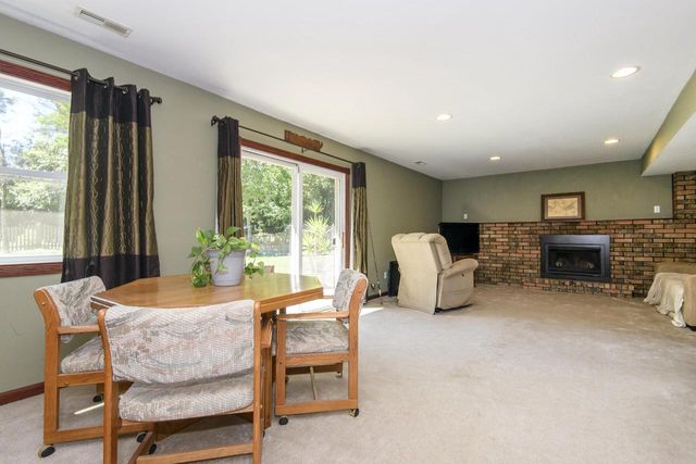 705 Fox Knoll DRIVE, Waterford, WI 53185