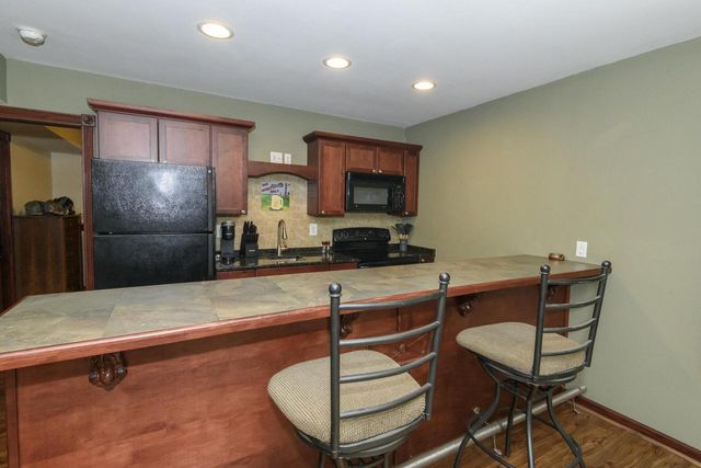 705 Fox Knoll DRIVE, Waterford, WI 53185