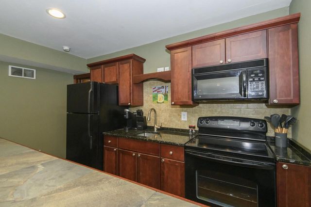 705 Fox Knoll DRIVE, Waterford, WI 53185