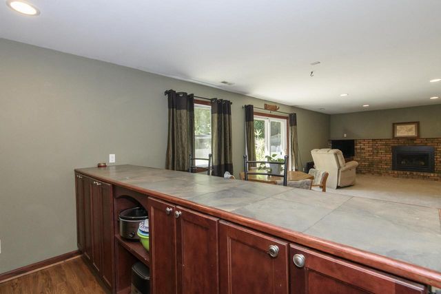 705 Fox Knoll DRIVE, Waterford, WI 53185
