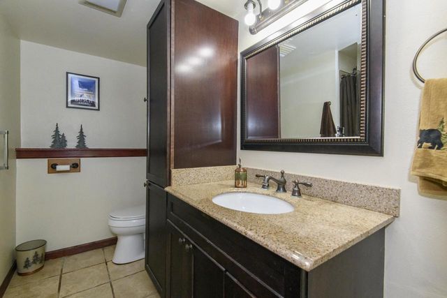 705 Fox Knoll DRIVE, Waterford, WI 53185