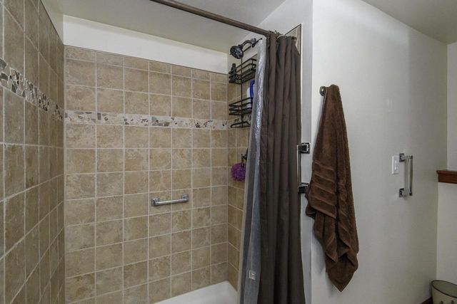 705 Fox Knoll DRIVE, Waterford, WI 53185