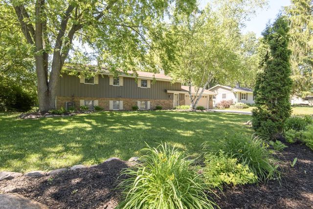 705 Fox Knoll DRIVE, Waterford, WI 53185
