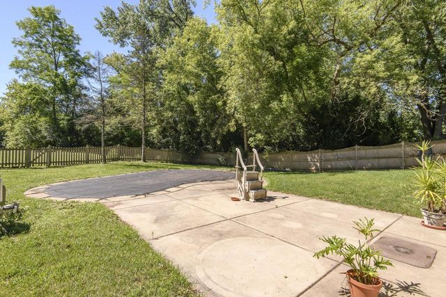 705 Fox Knoll DRIVE, Waterford, WI 53185
