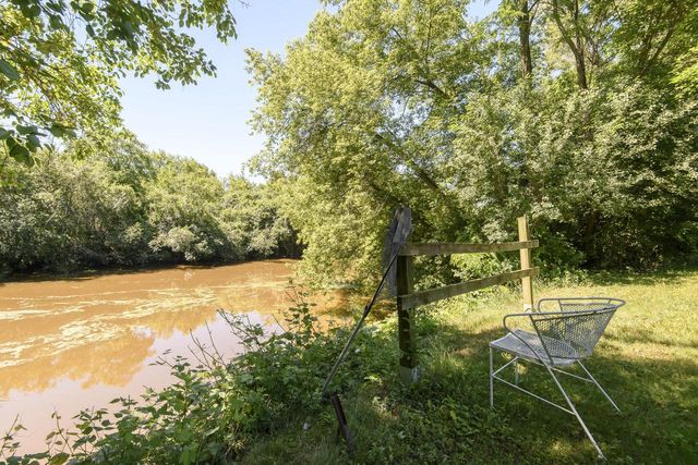 705 Fox Knoll DRIVE, Waterford, WI 53185