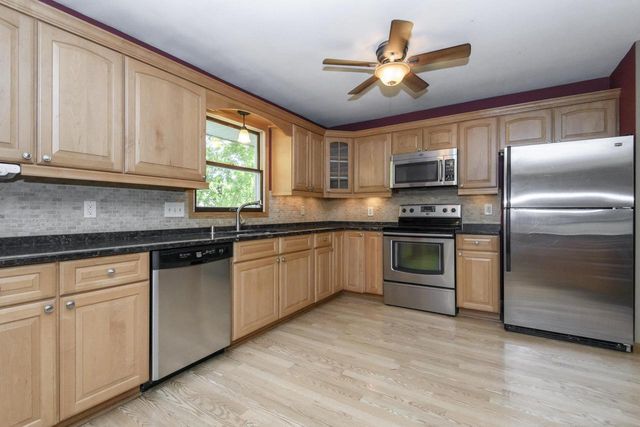 705 Fox Knoll DRIVE, Waterford, WI 53185