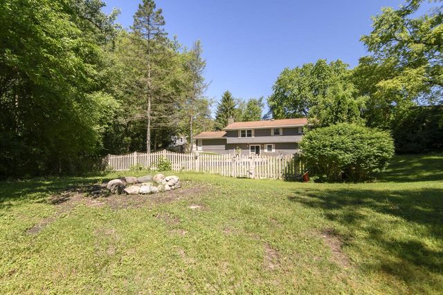 705 Fox Knoll DRIVE, Waterford, WI 53185