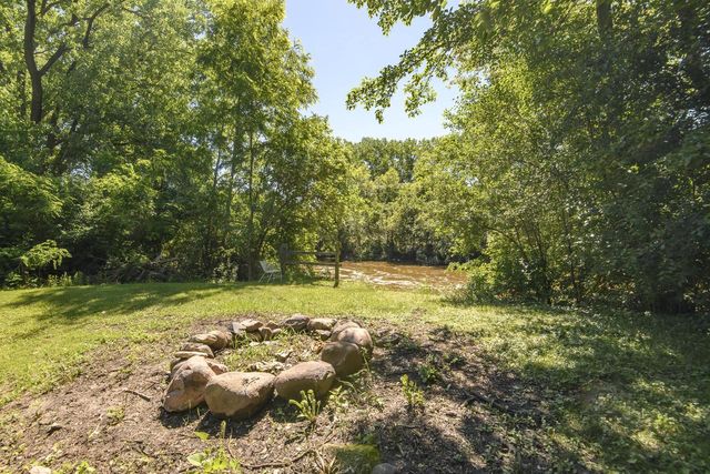 705 Fox Knoll DRIVE, Waterford, WI 53185