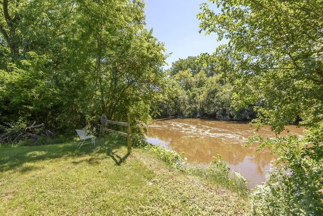 705 Fox Knoll DRIVE, Waterford, WI 53185