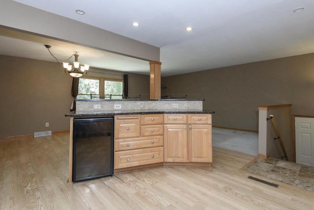705 Fox Knoll DRIVE, Waterford, WI 53185
