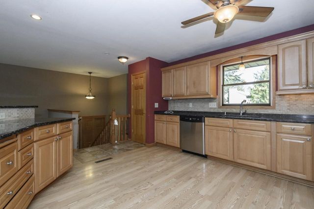 705 Fox Knoll DRIVE, Waterford, WI 53185