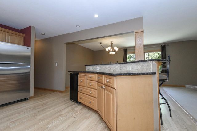 705 Fox Knoll DRIVE, Waterford, WI 53185