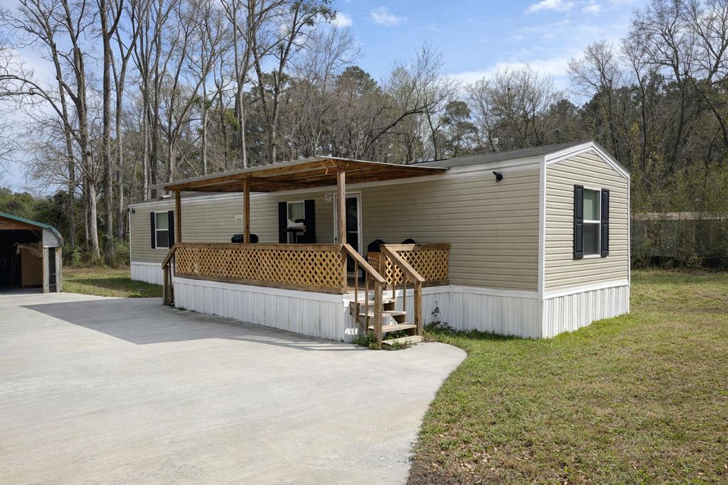 Image 2 of property listing at 746 Madison Street, Ehrhardt, SC 29081