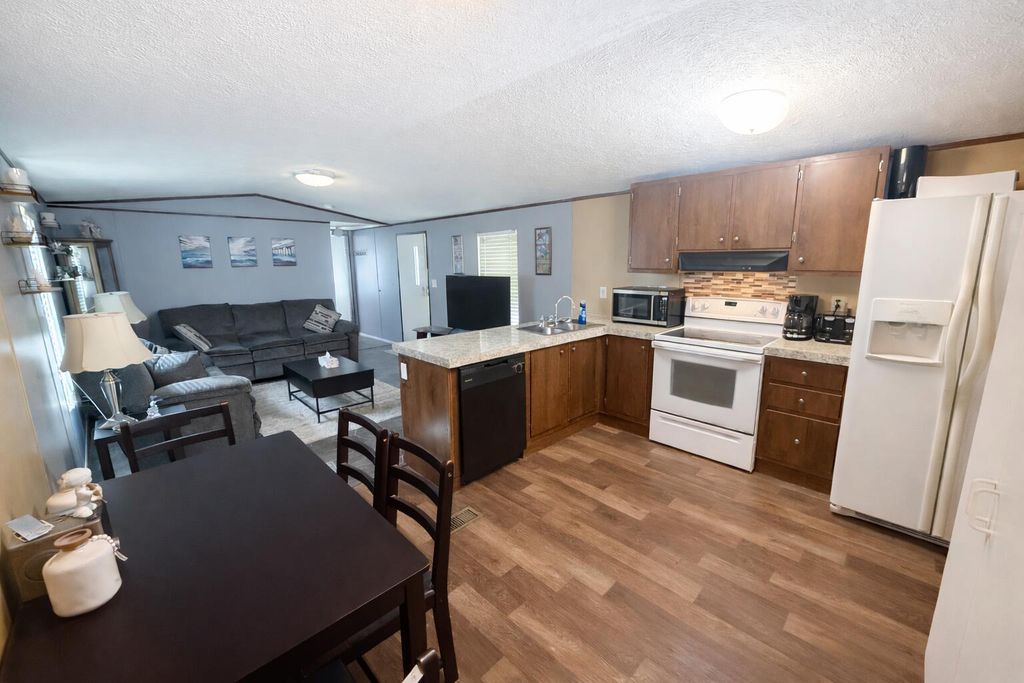 Image 5 of property listing at 746 Madison Street, Ehrhardt, SC 29081