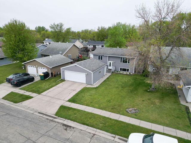 1918 5 Avenue E, West Fargo, ND 58078