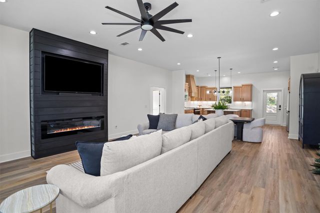 190 Shady Oaks Drive, Hudson, TX 75904