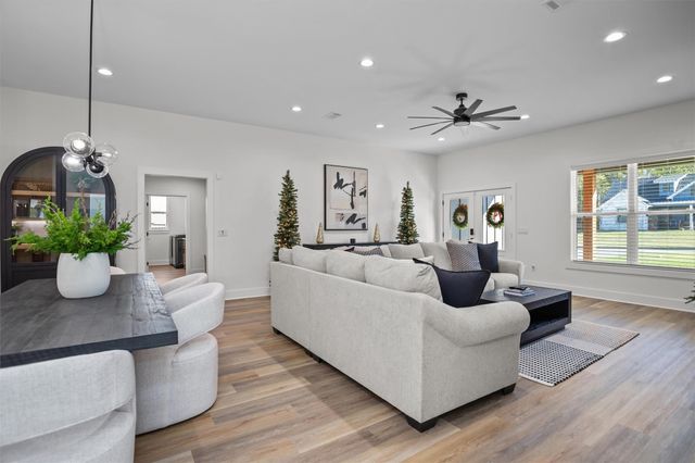 190 Shady Oaks Drive, Hudson, TX 75904