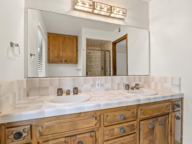 7607 N Gearhart Avenue, Fresno, CA 93720