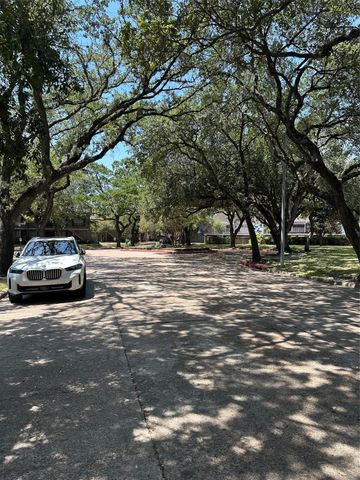 889 Wax Myrtle Lane, Houston, TX 77079