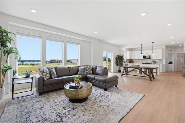 1512 SE Bailey Farms Parkway, Lee's Summit, MO 64081