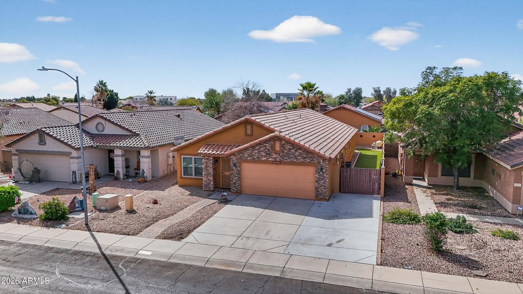 Image 3 of property listing at 15631 W PORT AU PRINCE Lane, Surprise, AZ 85379